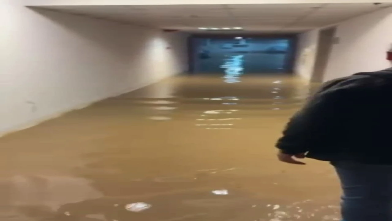 Sağanak yağış CHPli belediyeyi de vurdu: Bodrum katını su bastı