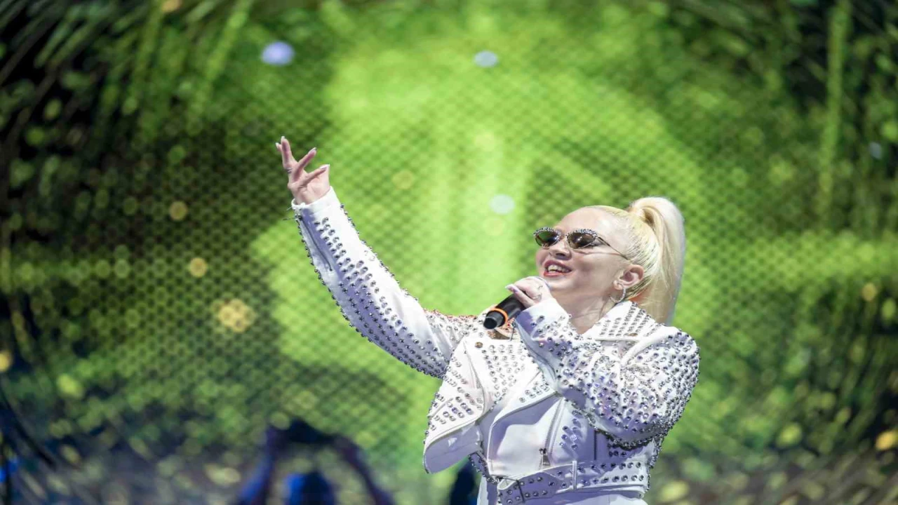 Sanatçı Ece Seçkin, Mersinde sahne aldı