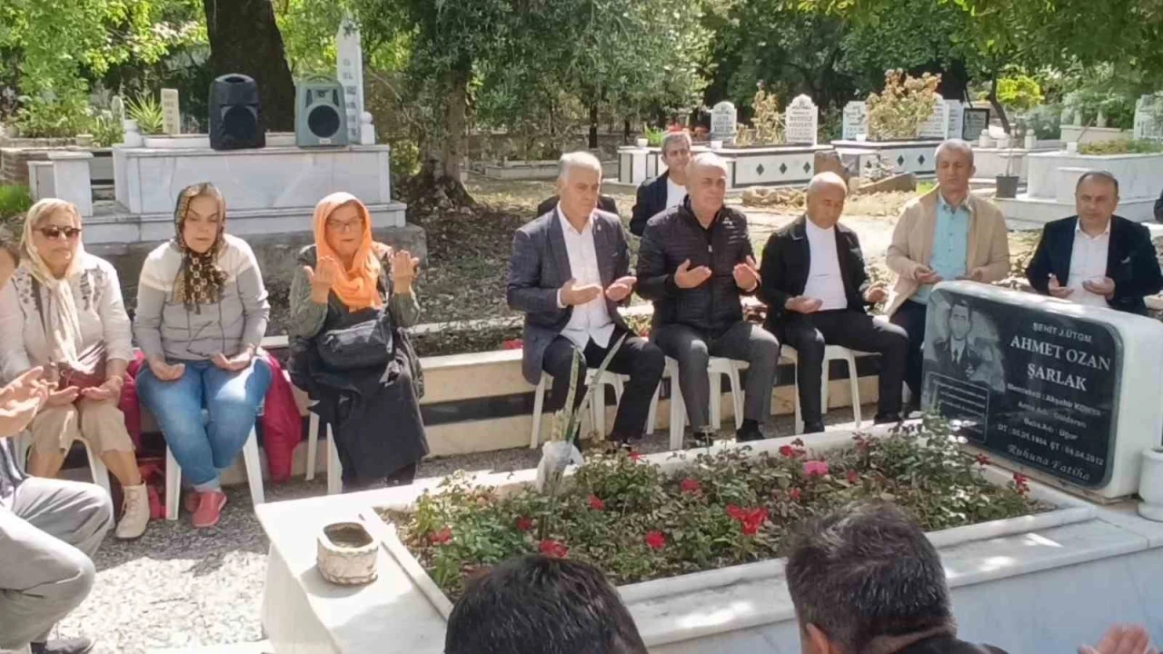 Şehit Üsteğmen Ozan Şarlak mezarı başında dualarla anıldı