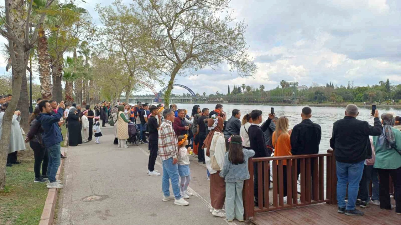 Seyhan Nehrinde kano ile Su Korteji