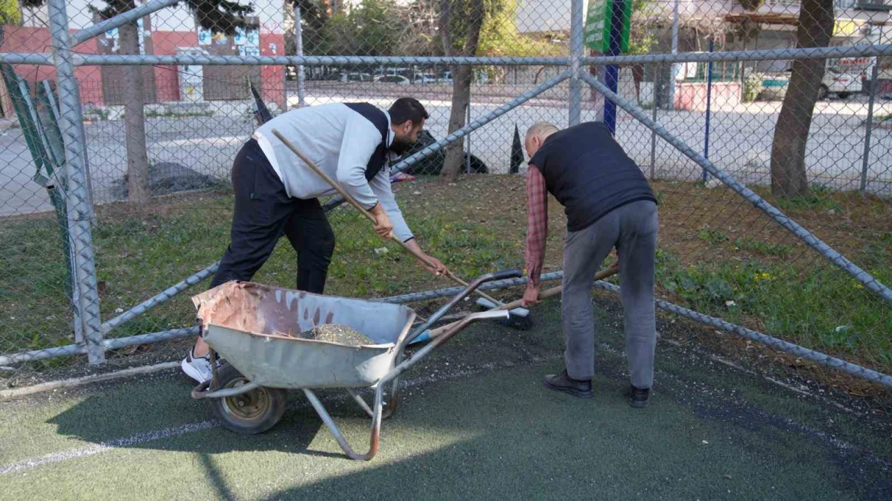 Seyhanda spor tesisleri yenileniyor