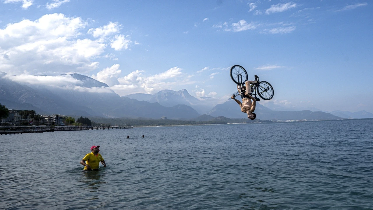 Tahtalı Dağının karlı zirvesinden Akdenizin mavi sularına