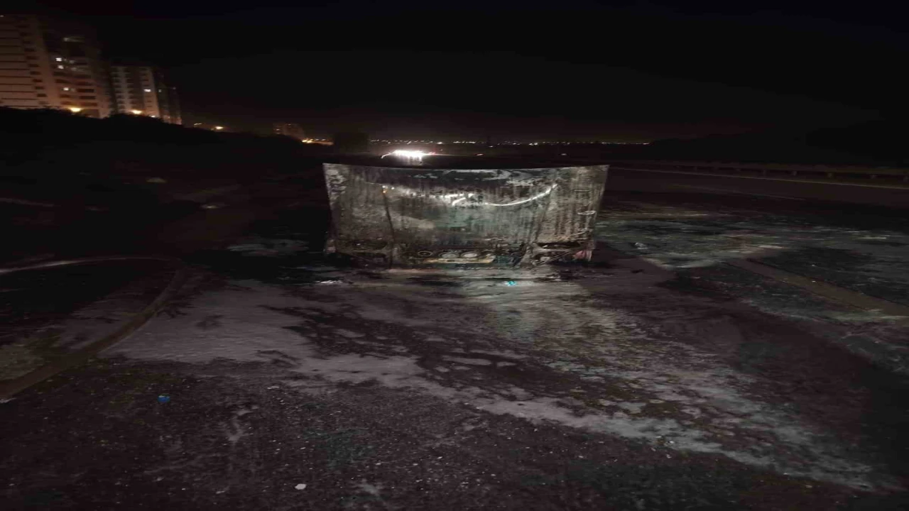 Tarsusta seyir halindeki araç alev aldı