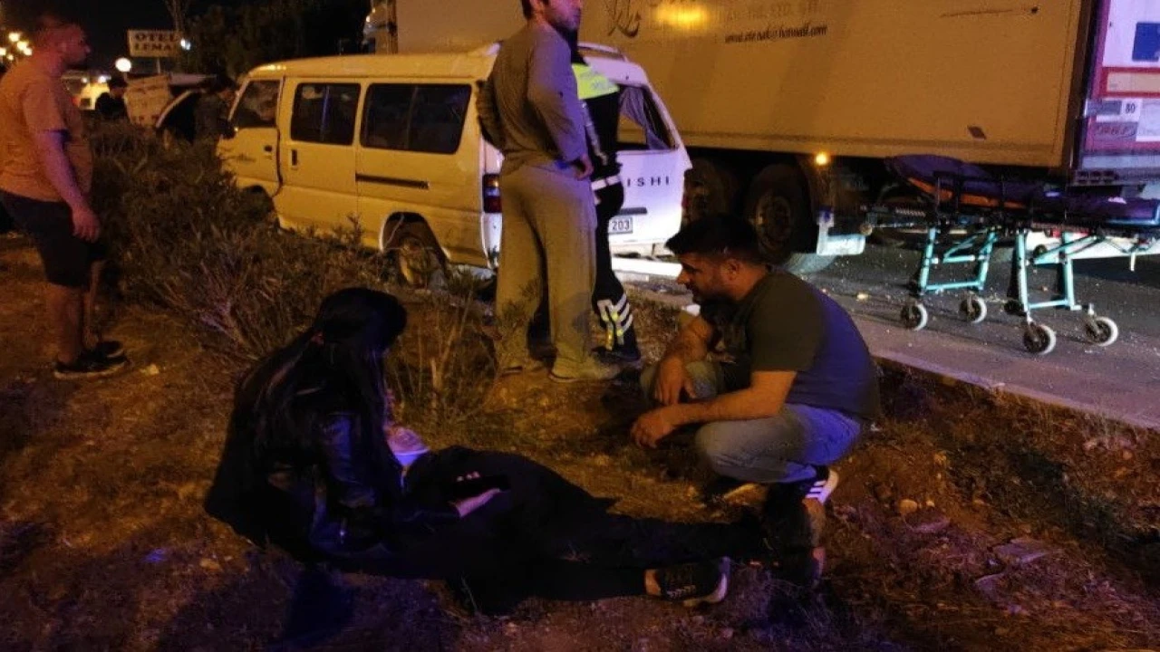 Tır ile panelvan aracın karıştığı kazada 5 kişi yaralandı