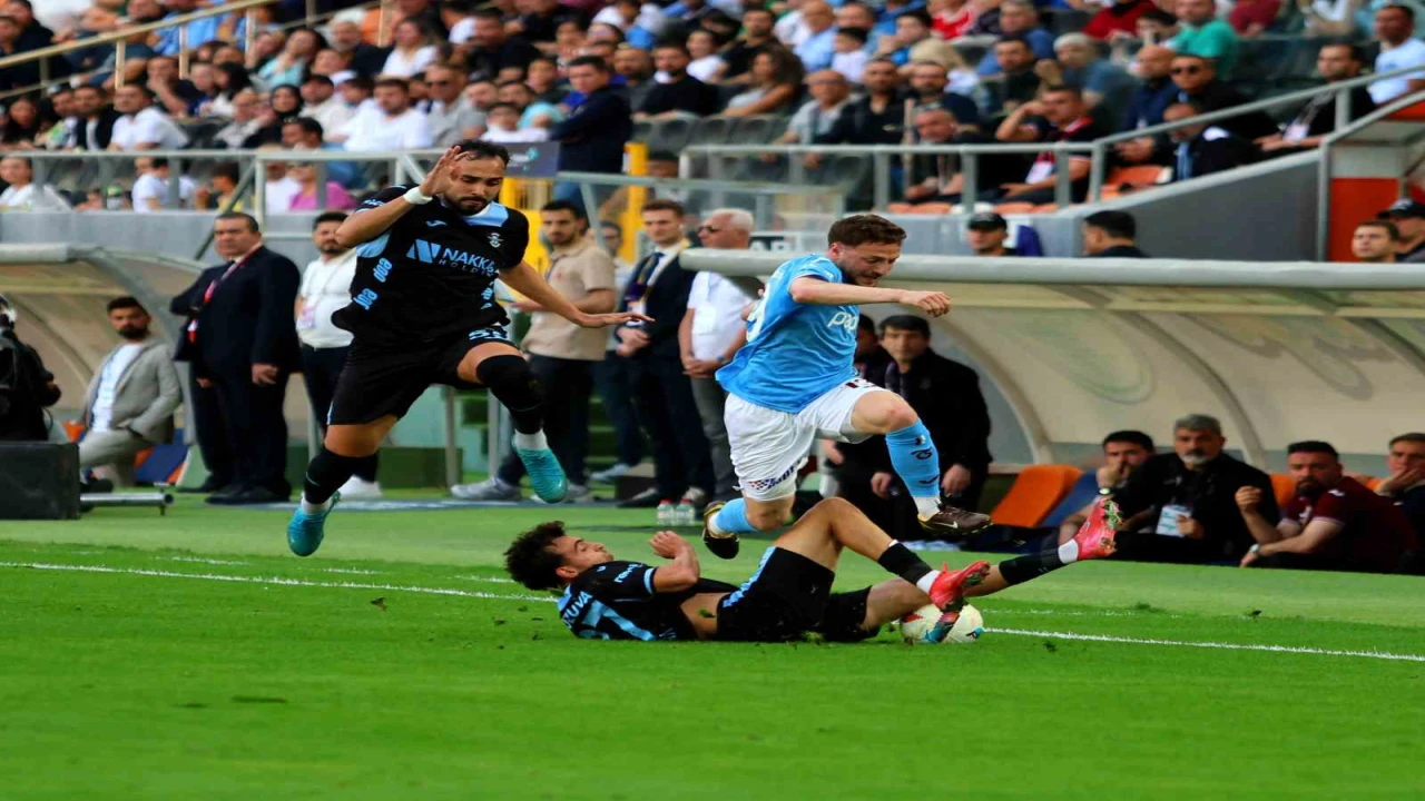 Trendyol Süper Lig: Adana Demirspor: 0 - Trabzonspor: 1 (İlk yarı)