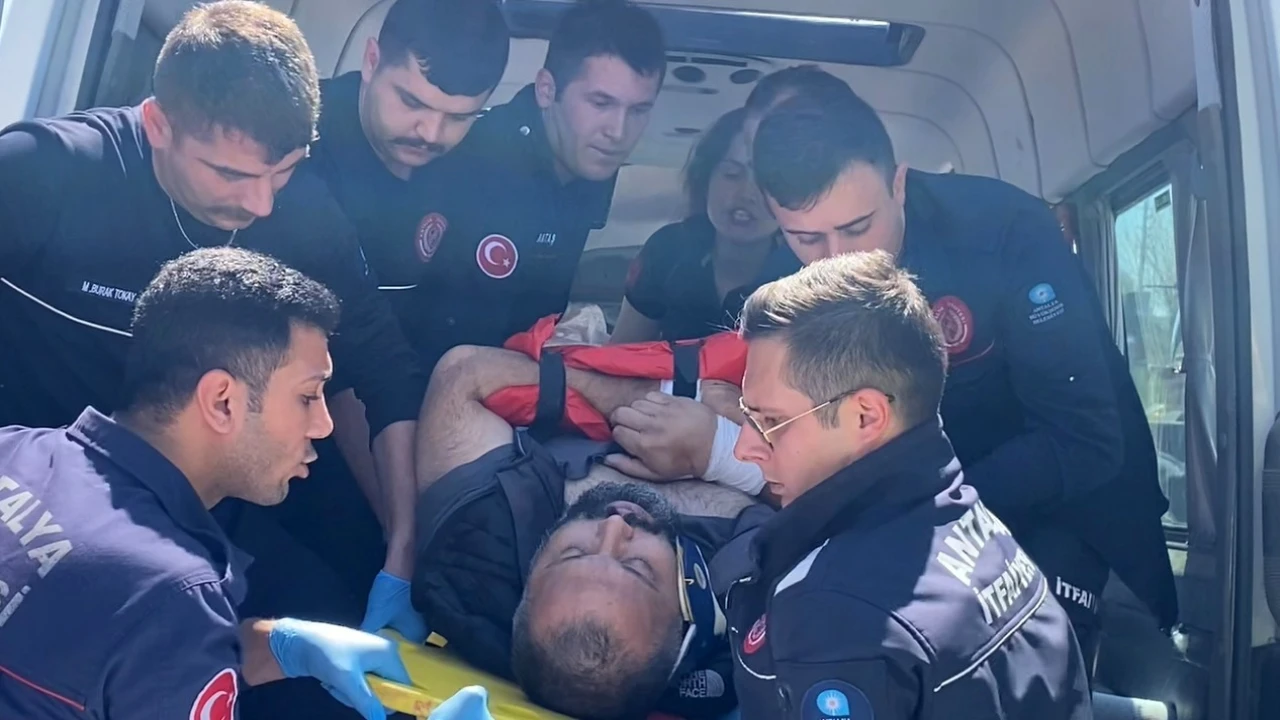 Tur minibüsü ile su tankerine çarpıştı, sıkışan sürücü 3 saatte kurtarıldı