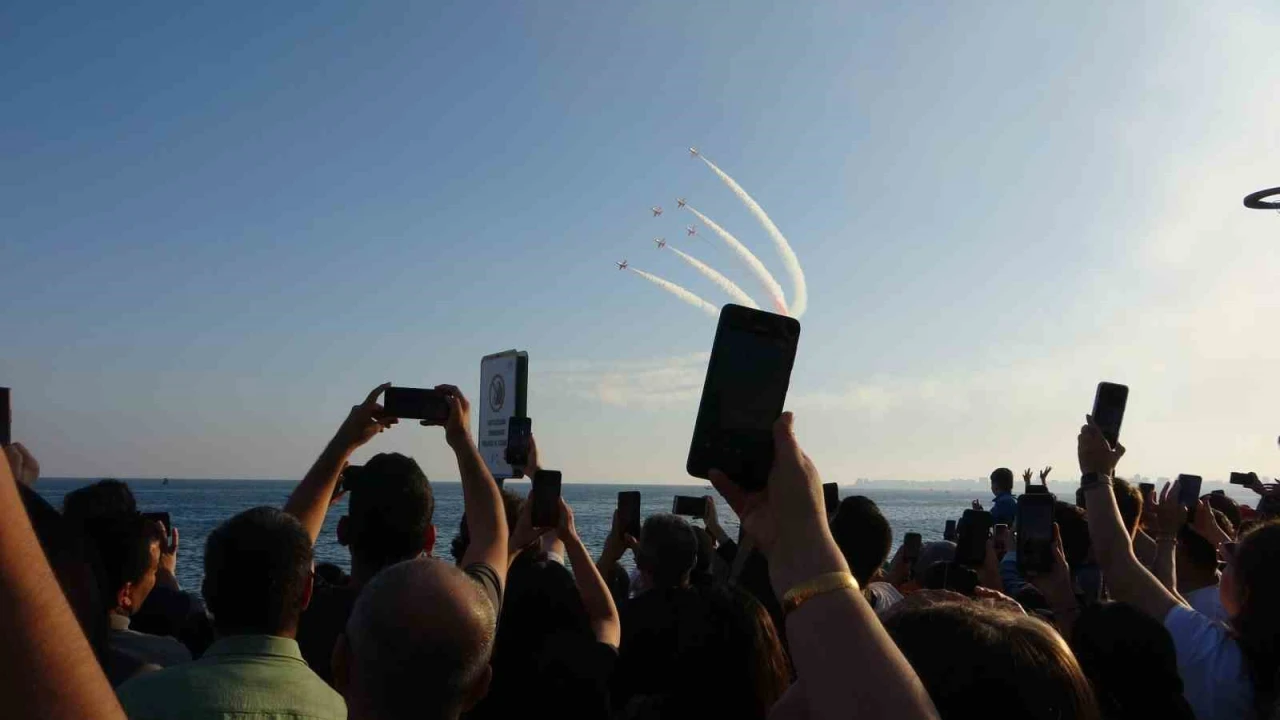 Türk Yıldızlarından Mersinde nefes kesen gösteri