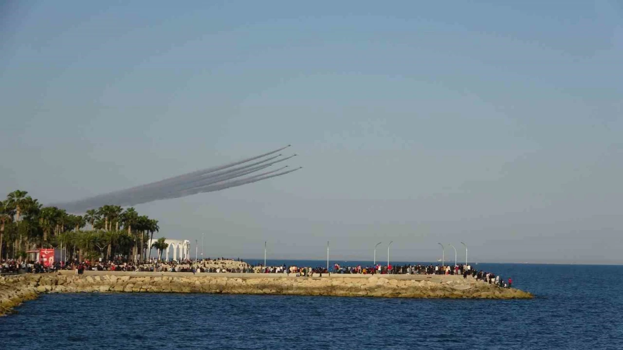 Türk Yıldızlarının Mersin semalarındaki akrobasi manevraları coşkuyla izlendi