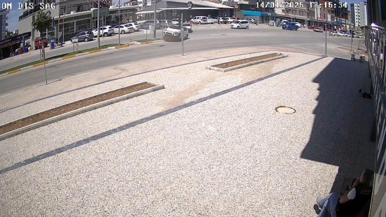 U dönüşü yapmaya hazırlanırken kazaya sebebiyet verdi, hiç bir şey olmamış gibi yoluna devam etti