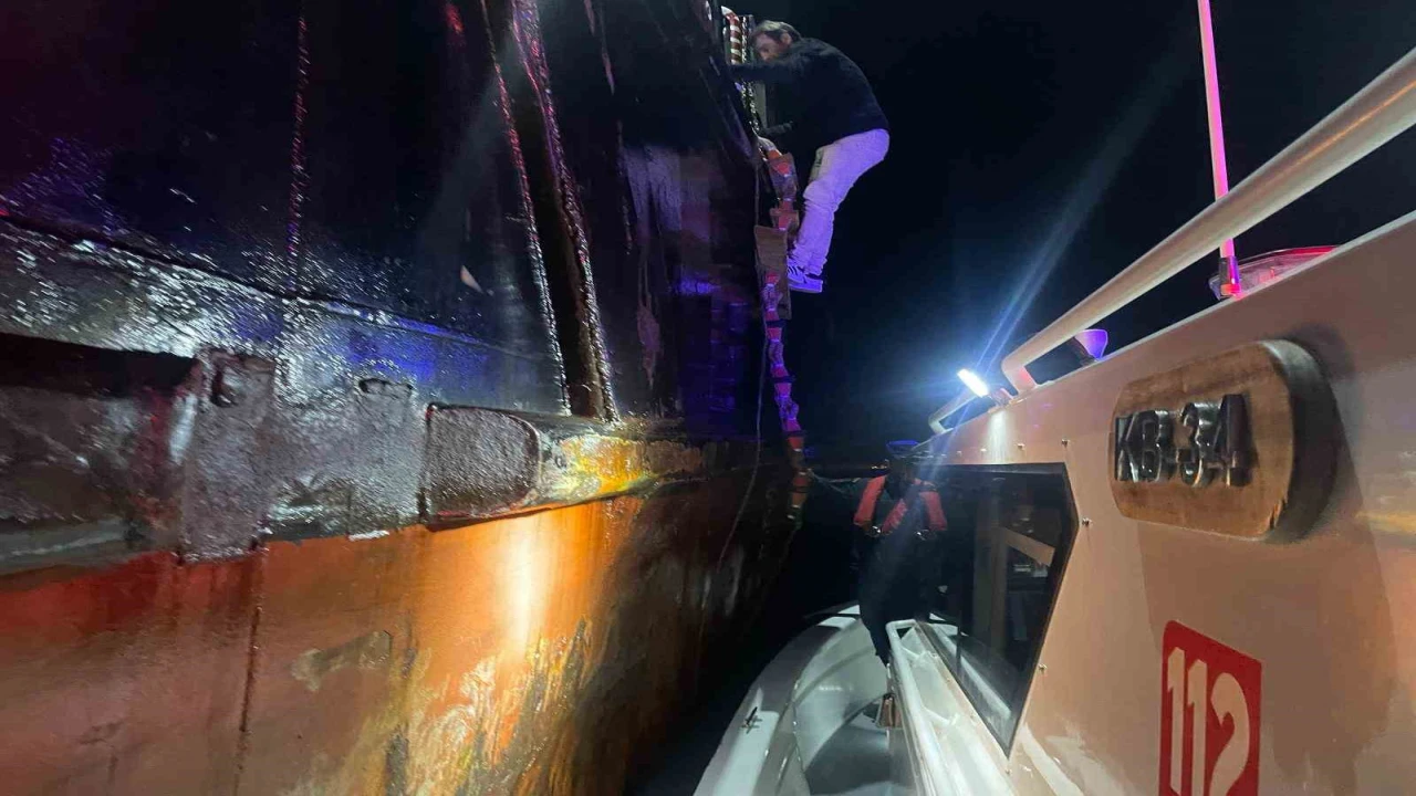 Uluslararası sulardaki gemide rahatsızlanan Türk kaptan, sahil güvenlik ekiplerince hastaneye ulaştırıldı