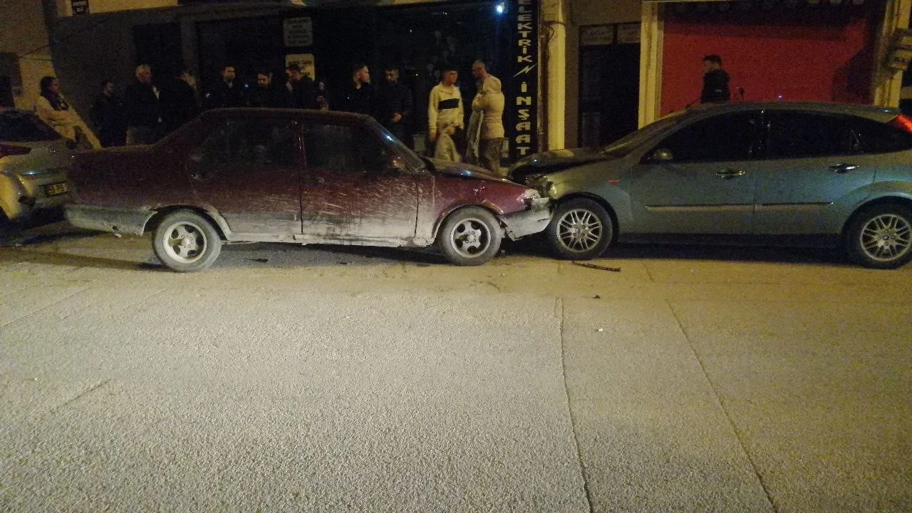 Yalvaçta Fiat Tofaş park halindeki 2 araca çarptı