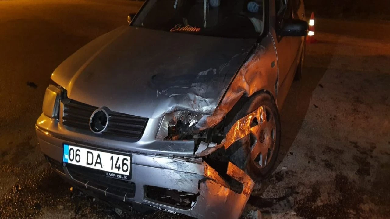 Yalvaçta kafa kafaya çarpışan iki araçta 3 kişi yaralandı