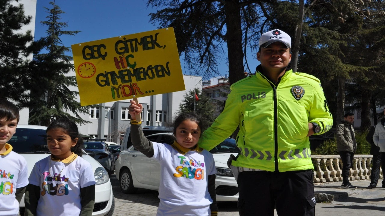 Yalvaçta miniklerden pankartlı trafik mesajı