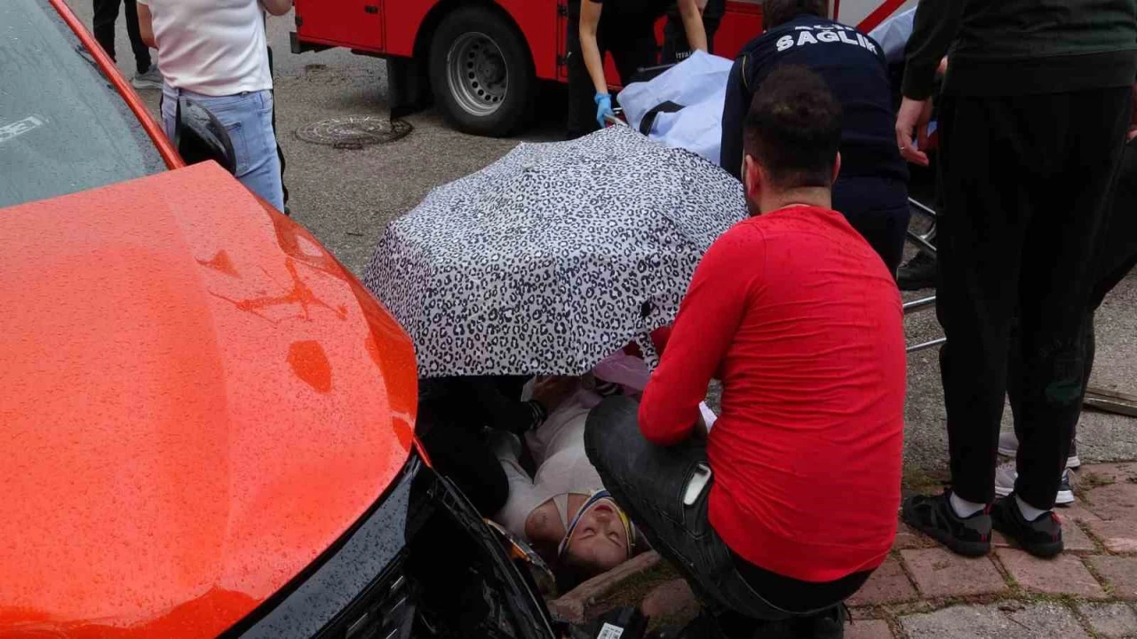 Yaralıları ıslanıp üşümemeleri için şemsiye ve battaniye ile korudular