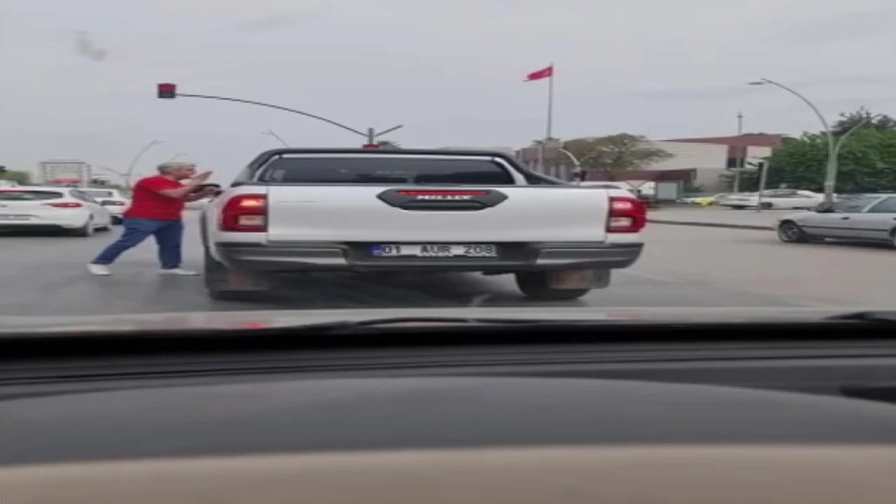 Yol kavgasında yaşlı adamı yumrukladı