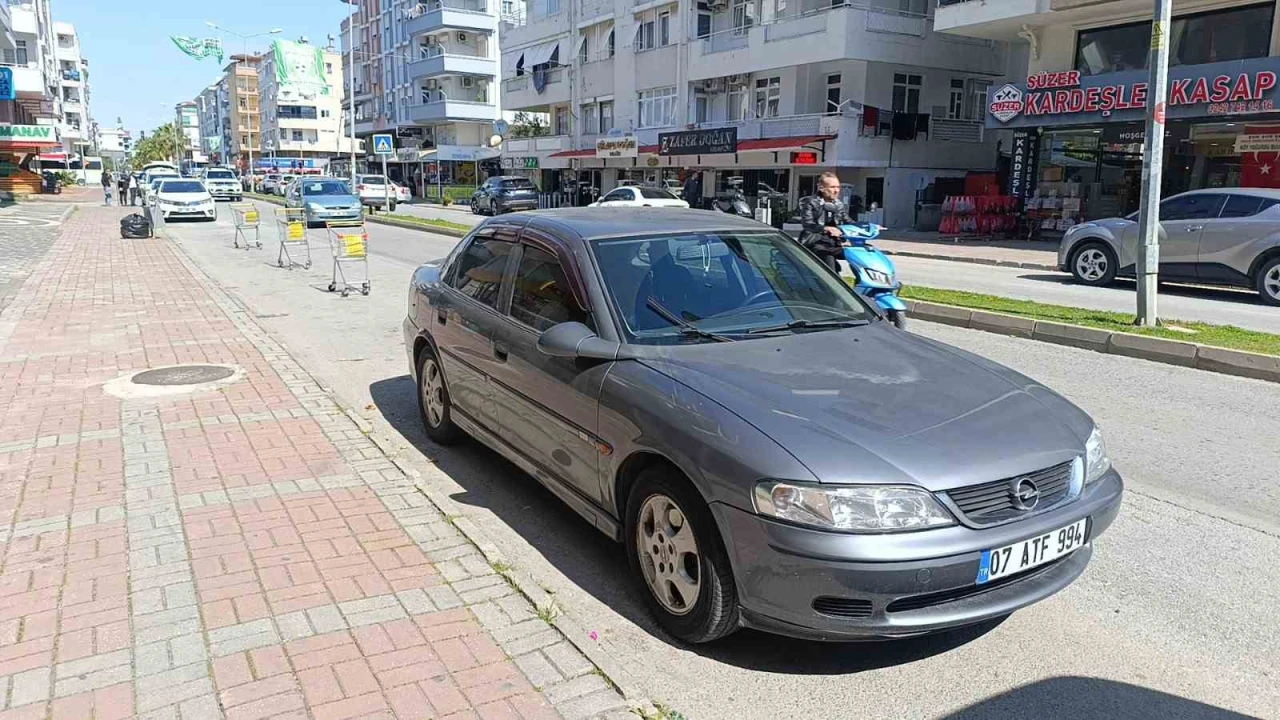 Yolun karşısına geçen yaya otomobilin aynasına çarparak yaralandı