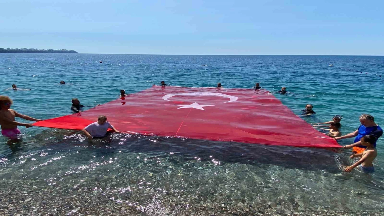 19 Mayısı denizde dev Türk bayrağı açarak kutladılar