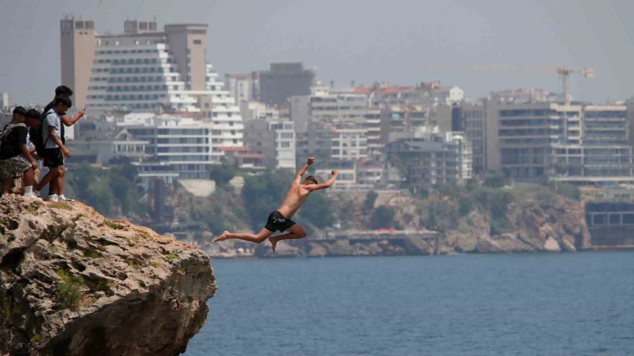 30 metrelik falezlerden ölümüne atlayış