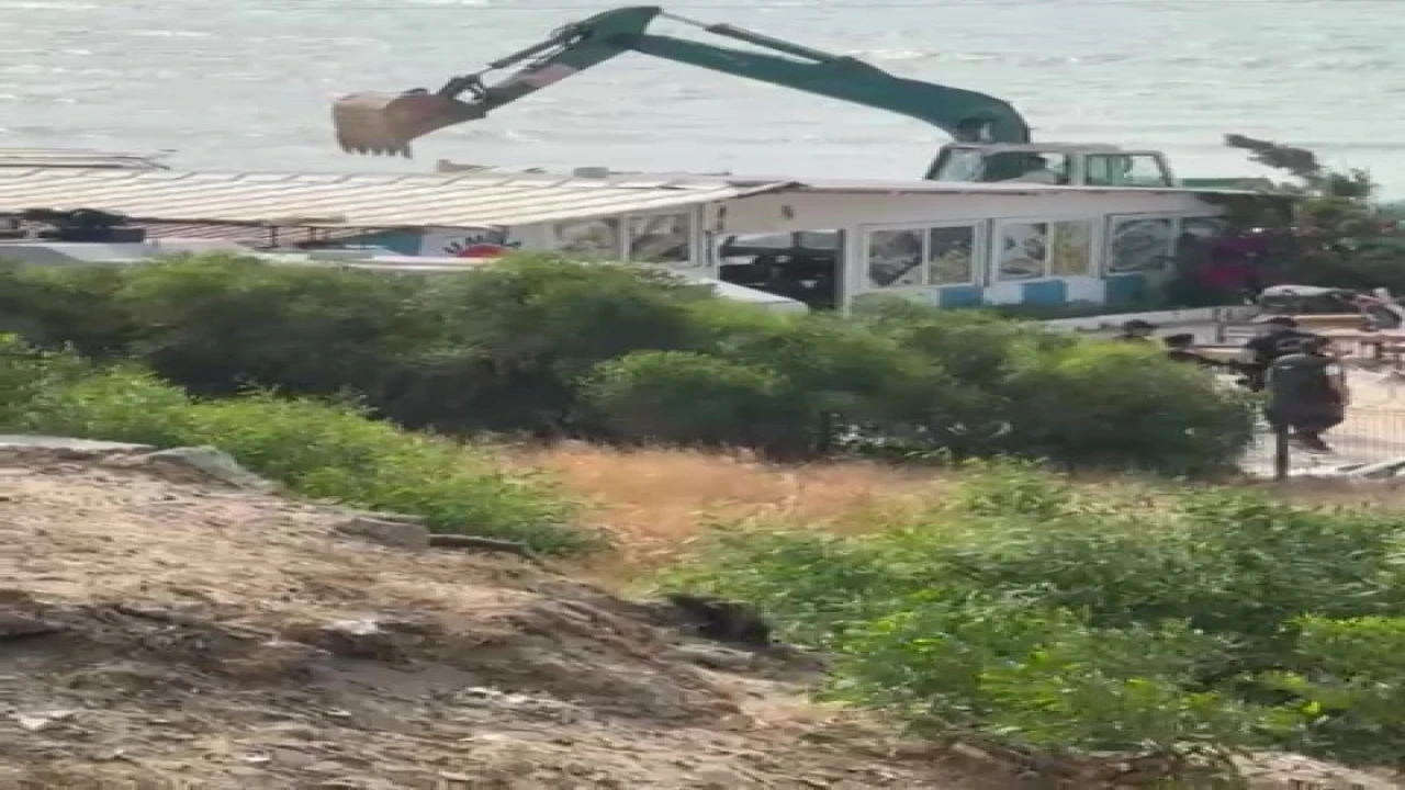 Adana Karataşta baraka restoranlar yıkılıyor