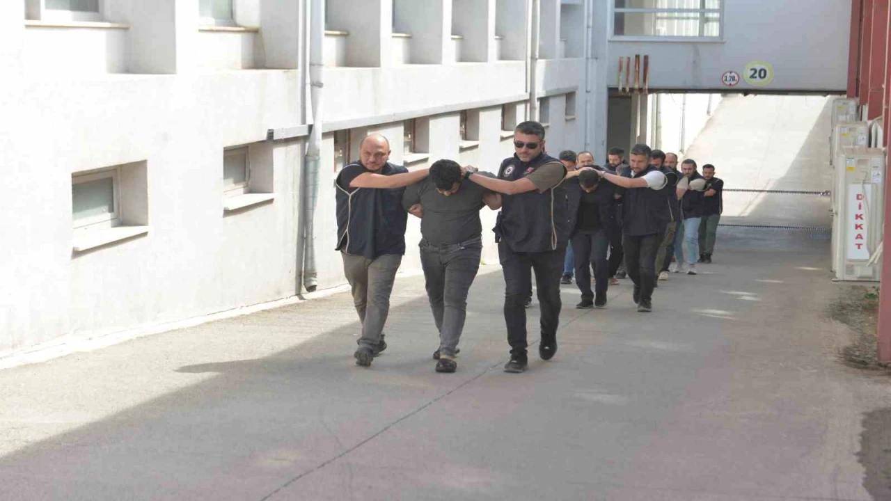 Adanada DEAŞın uyuyan hücresindeki 5 şüpheli tutuklandı, 1i sınır dışı edildi