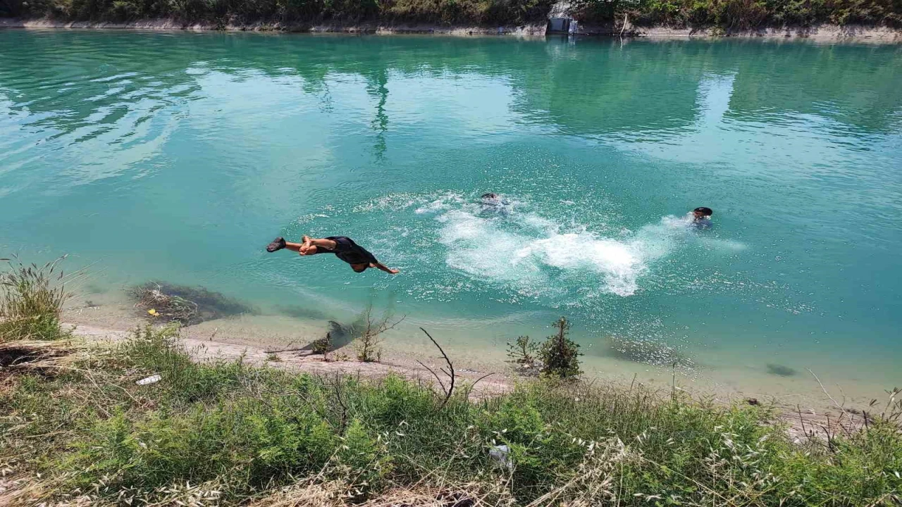 Adanada havalar ısındı fırıncılar soğuk suyla, gençler yüzerek serinlemeye çalışıyor