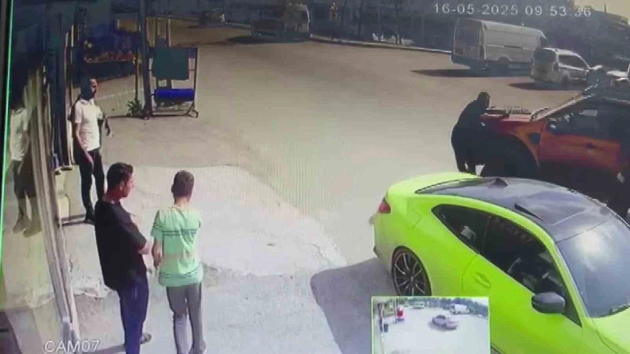 Adanada şaka kazaya dönüştü: Kamyonetin çarpmasıyla ayağı kırıldı, telefonu bırakmadı