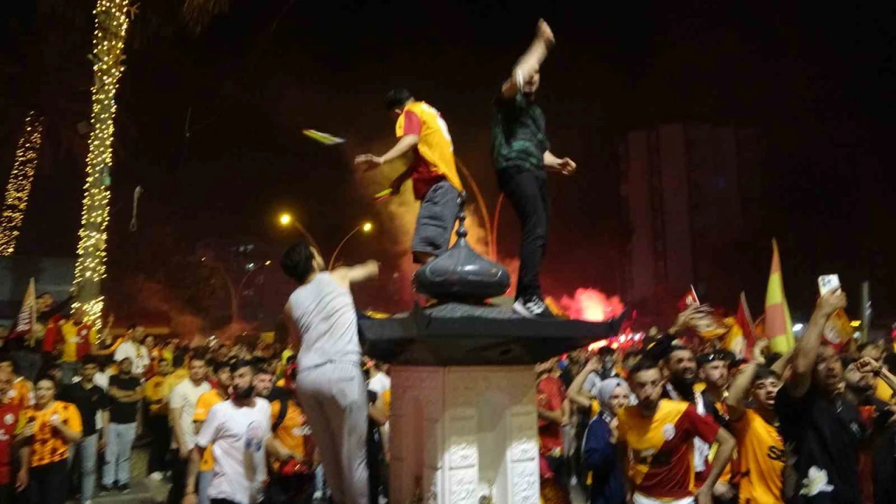 Adanada şampiyonluk kutlamasında olay: Adana Demirspor taraftarları ile Galatasaraylılar birbirine girdi