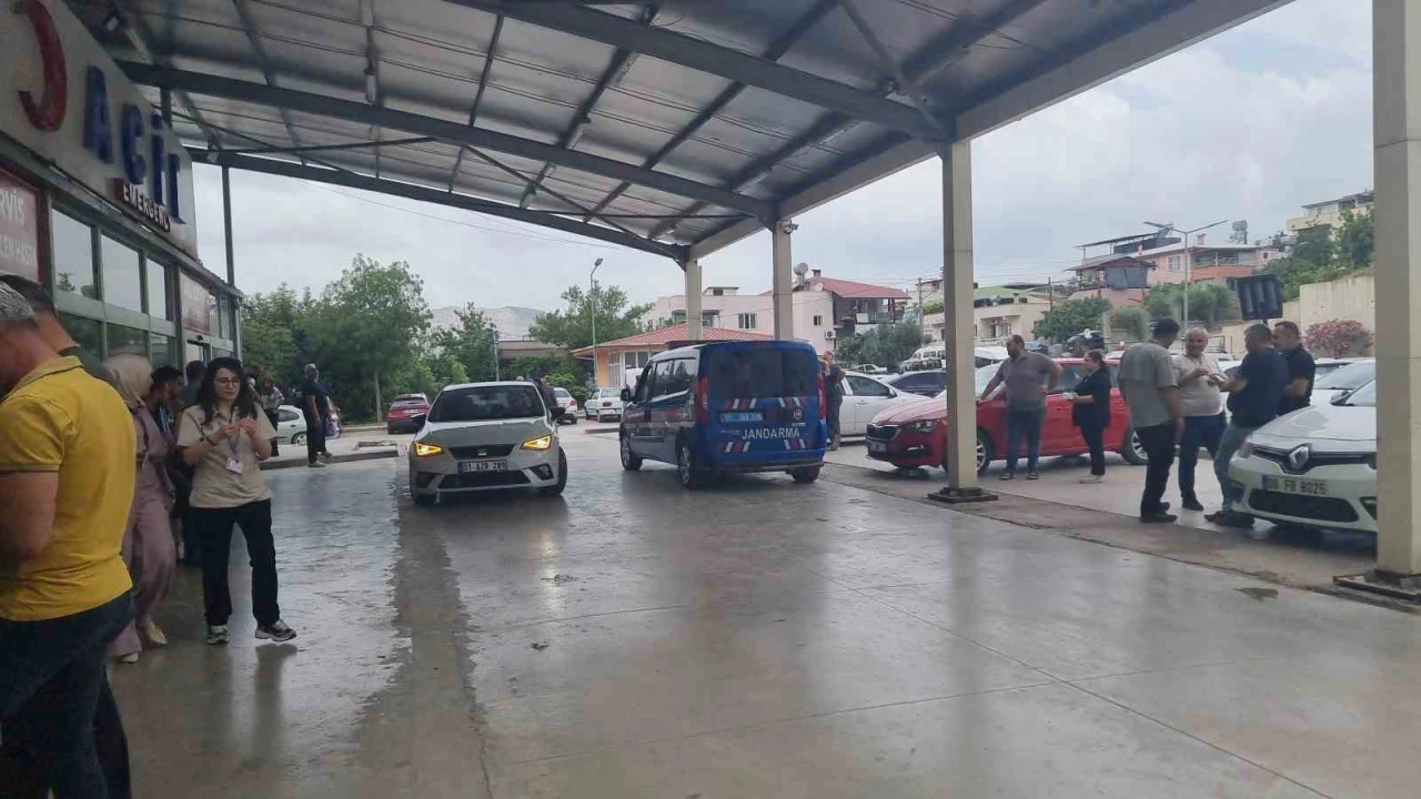 Adanada yol verme kavgasında silahlar çekildi: 1i polis 3 yaralı