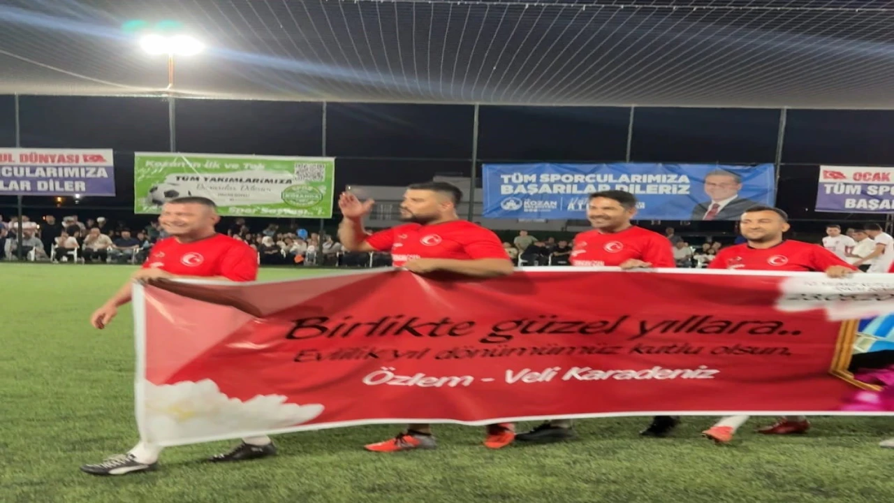 Adanalı öğretmen 10. evlilik yıl dönümünü sahada kutladı