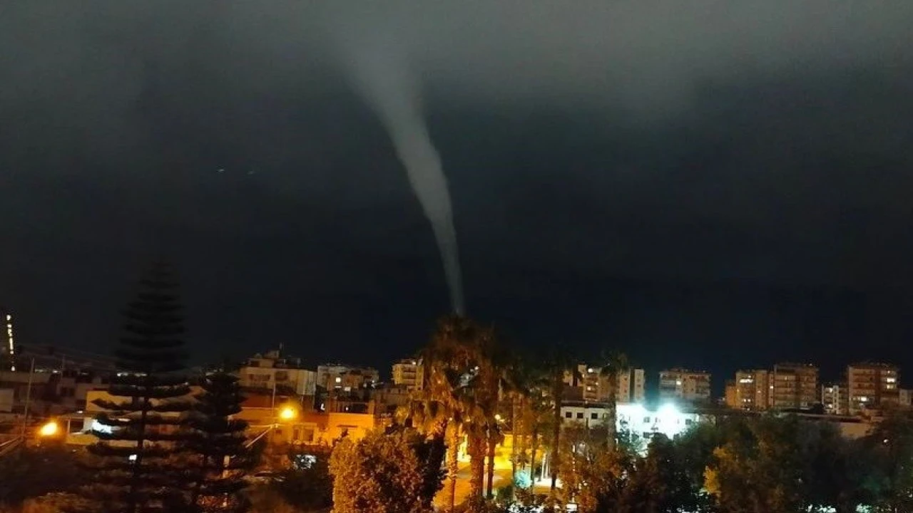 Akdenizde gece ve gündüz oluşan hortumlar dikkat çekti