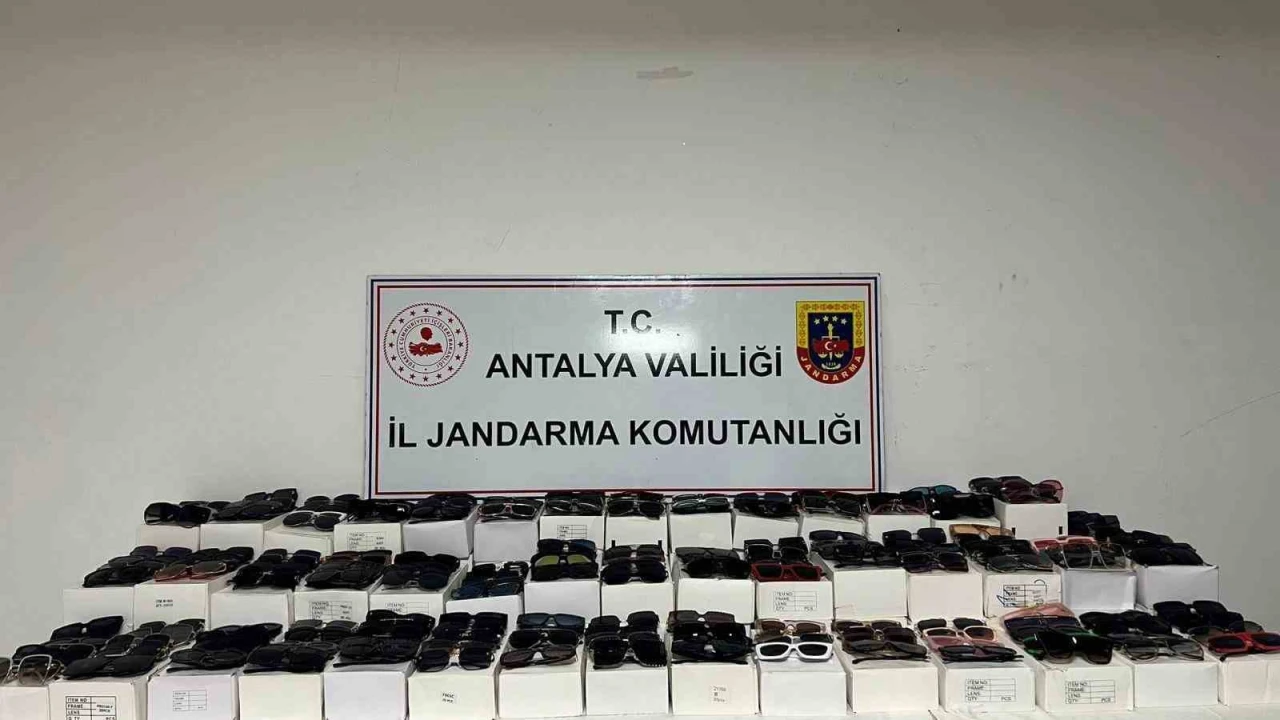 Aksuda araçta bin 500 adet kaçak güneş gözlüğü çıktı