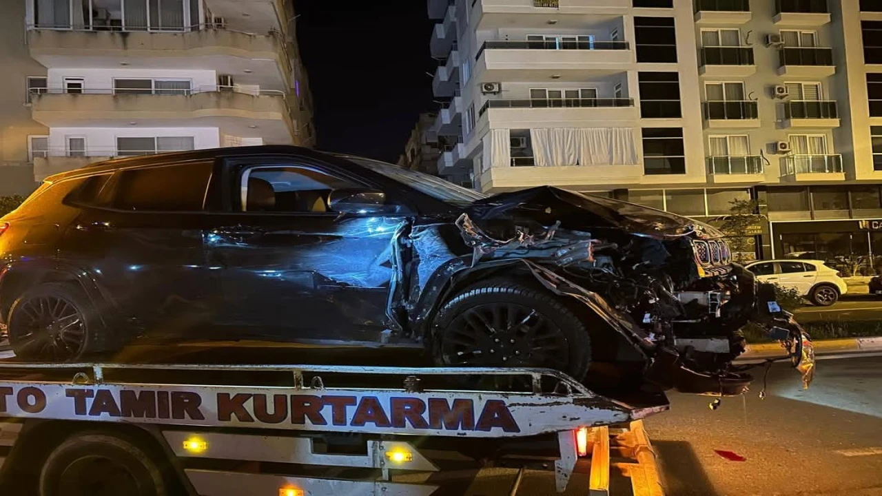 Alanyada alkollü sürücü park halindeki araçlara çarptı