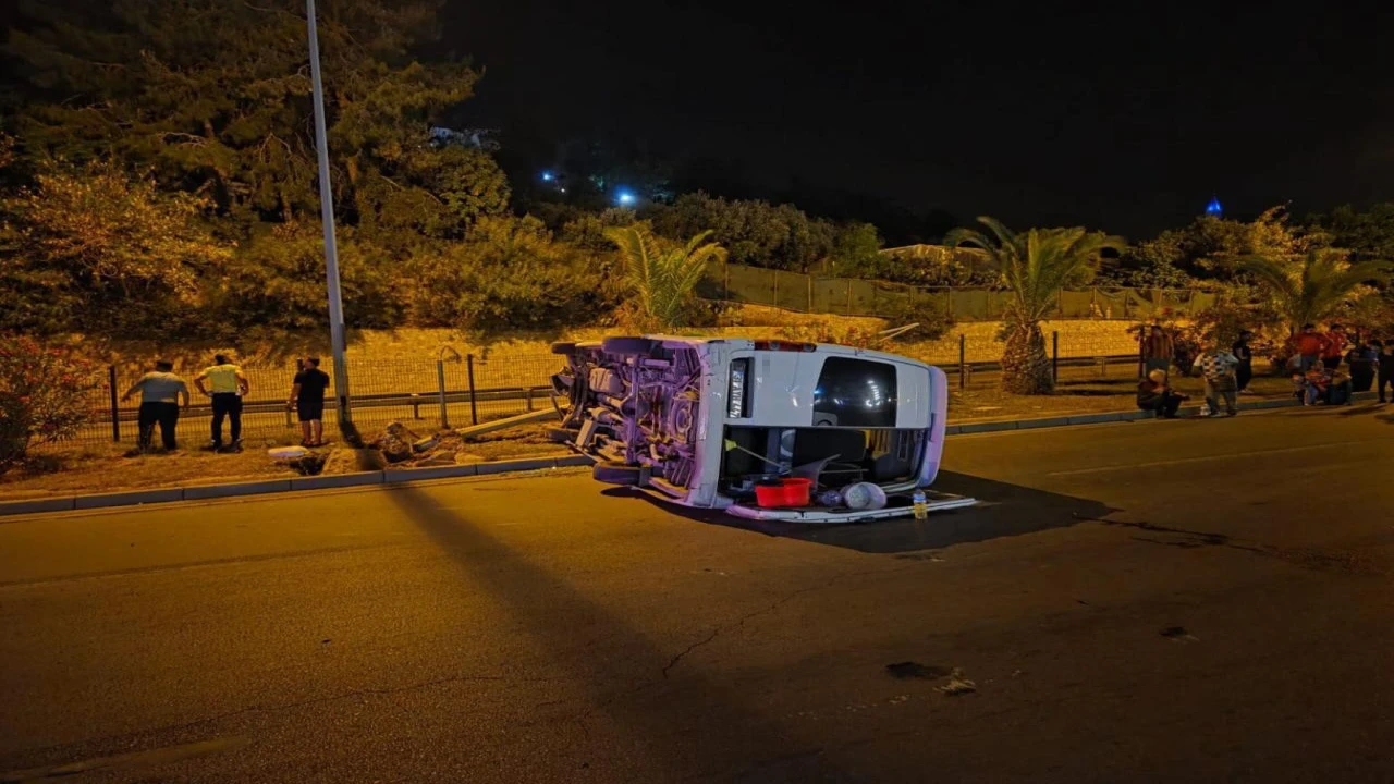 Alanyada aydınlatma direğine çarpan minibüs devrildi