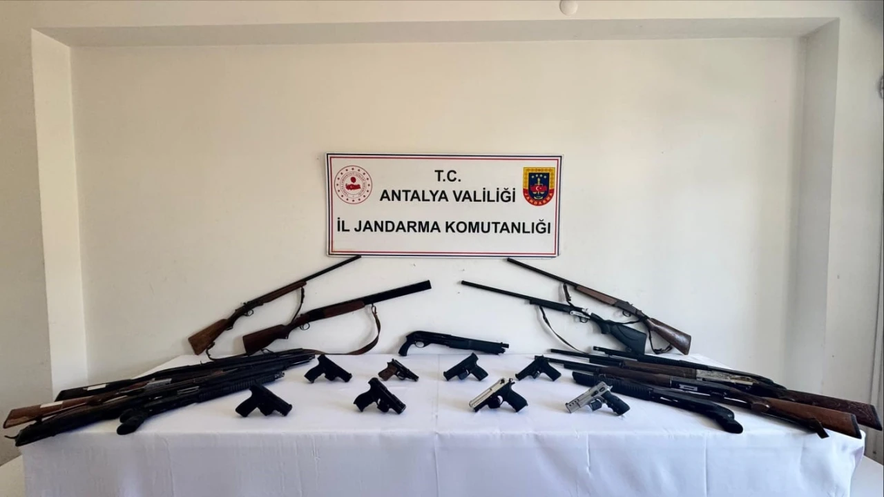 Alanyada çok miktarda silah ve mühimmat ele geçirildi