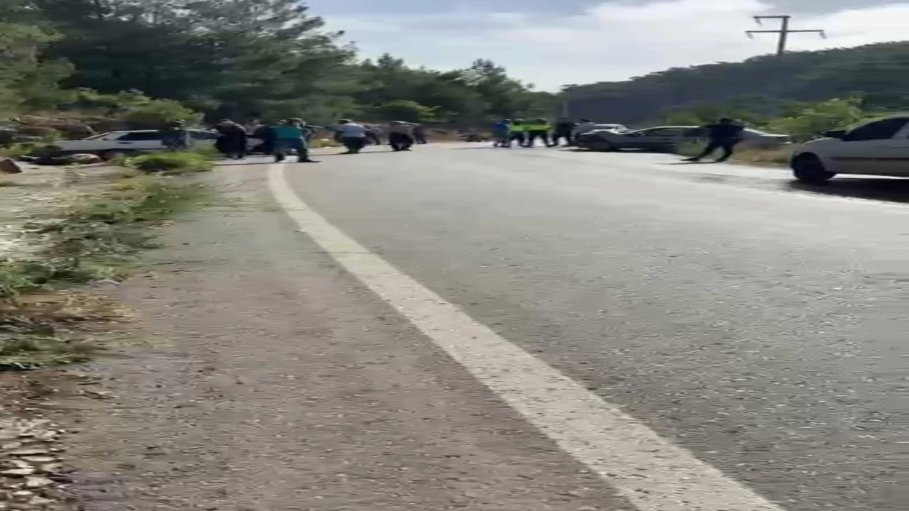 Alanyada iki otomobil çarpıştı: 3 yaralı