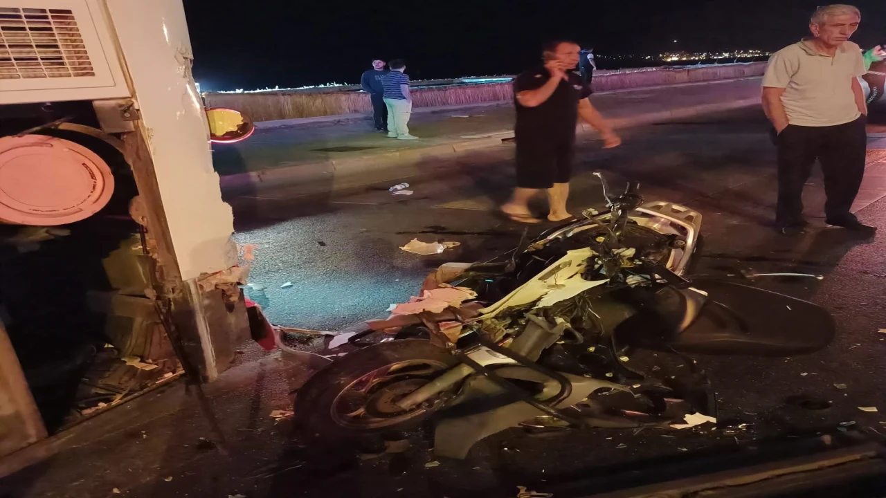 Alanyada kırmızı ışıkta bekleyen otobüse çarpan motosikletin sürücüsü hayatını kaybetti