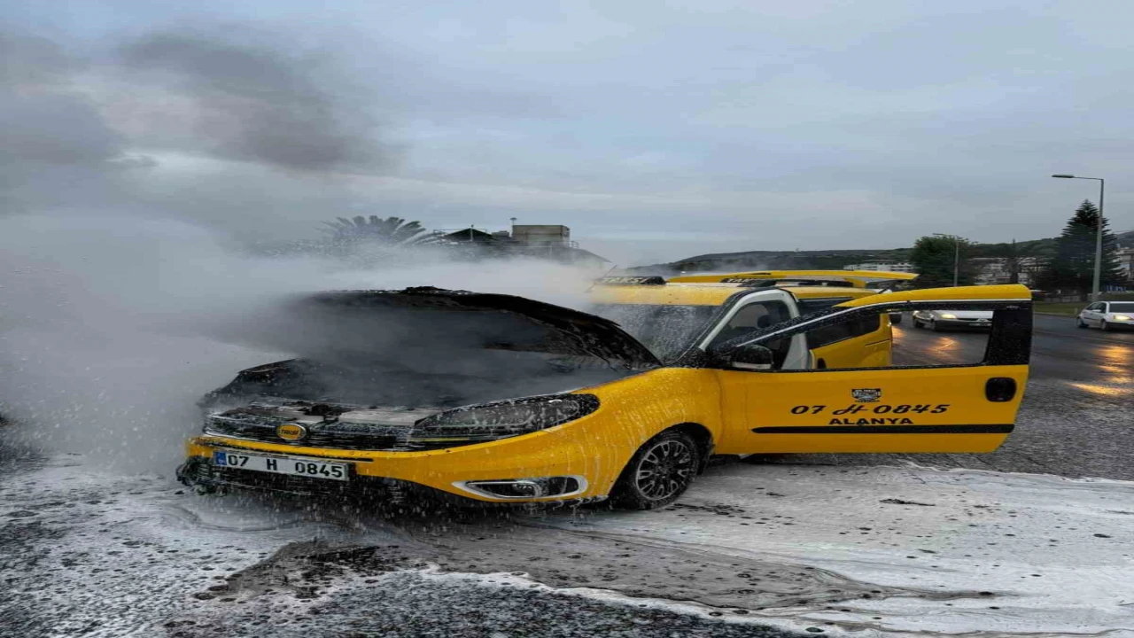 Alanyada seyir halindeki otomobil alev aldı