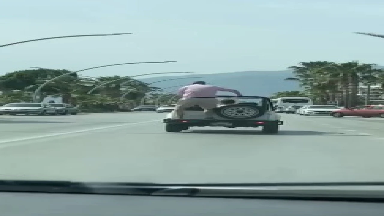 Alanyada üstü açık araçla trafiği tehlikeye attılar