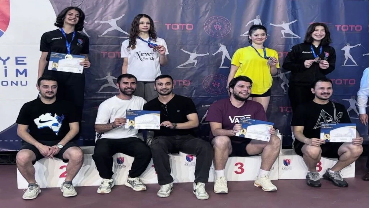 Alanyasporlu eskrim sporcuları şehre madalya ile döndü