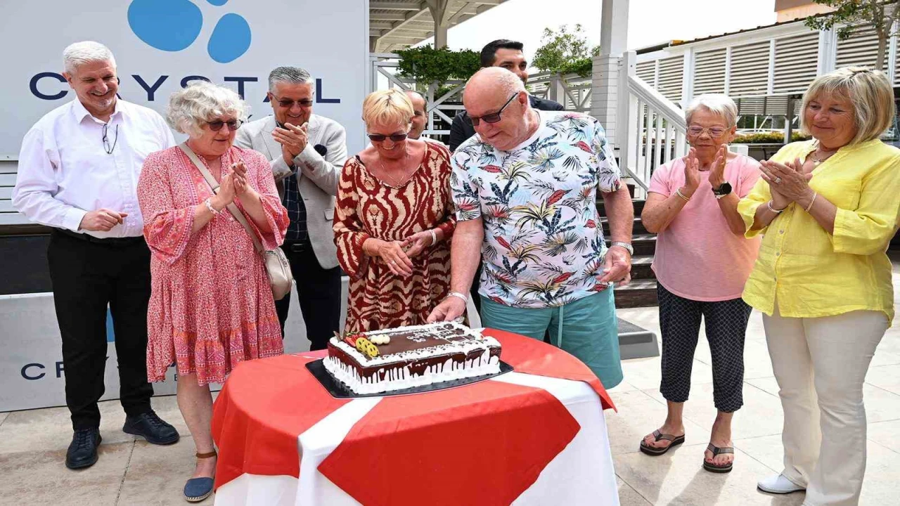 Alman turist çifte 30 yıllık sadakat plaketi