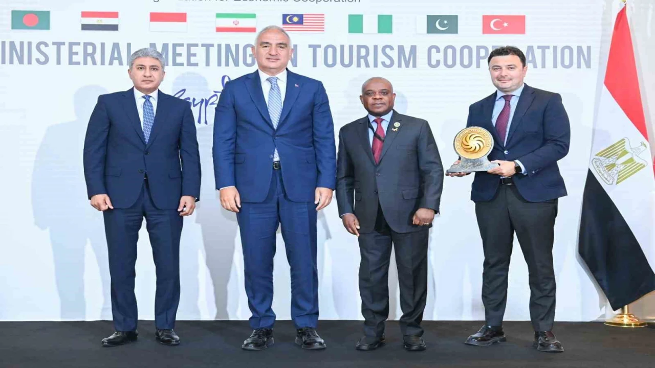 Antalya 2025 Yılı D-8 Turizm Şehri ödülünü Kahiredeki bakanlar toplantısında aldı