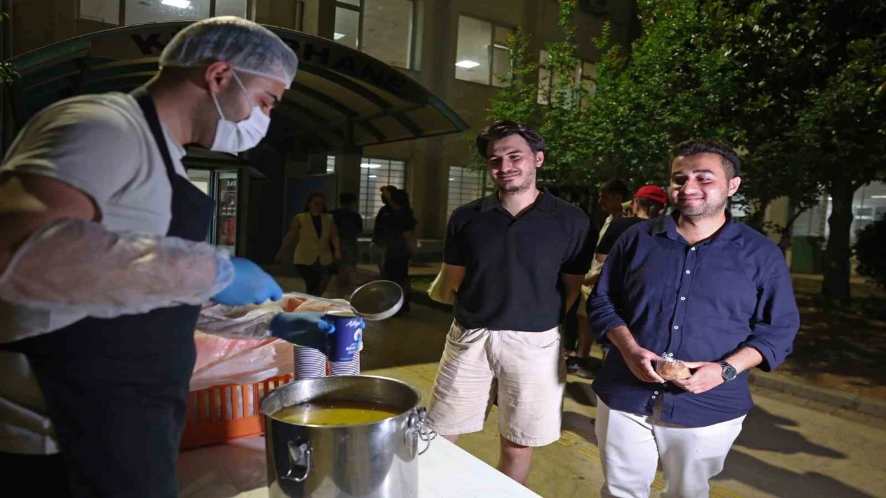 Antalya Büyükşehir Belediyesinden final haftasında öğrencilere çorba ikramı