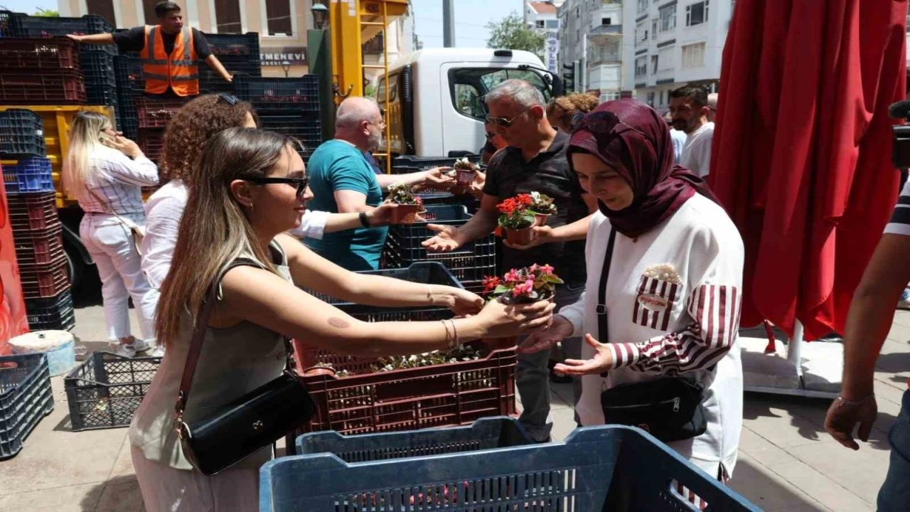 Antalya Büyükşehirden annelere 25 bin çiçek