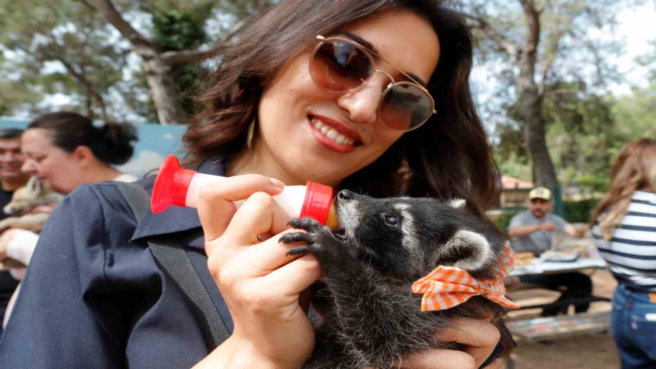 Antalya Doğal Yaşam Parkında annesiz misafirlere Anneler Günü kutlaması