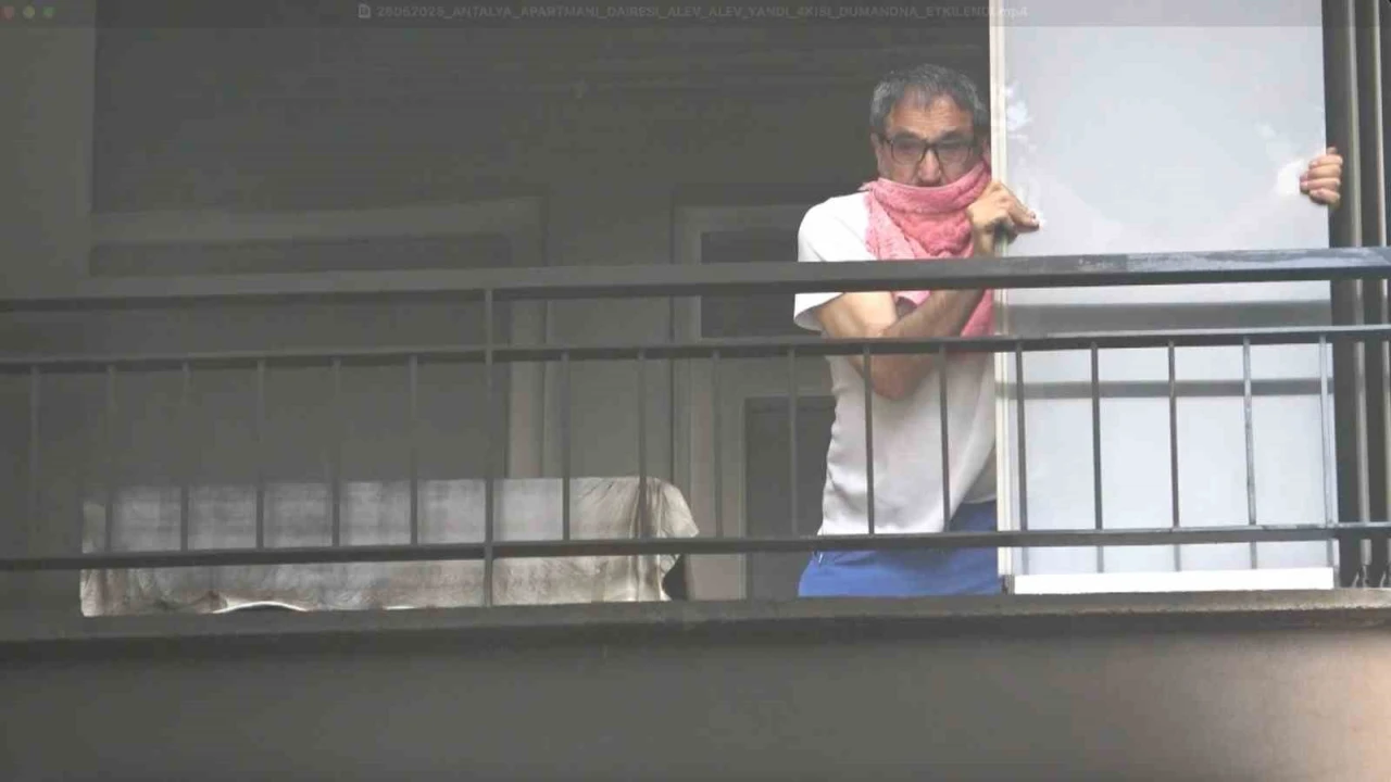 Antalyada 15 katlı apartmanda çıkan yangında adeta can pazarı yaşandı