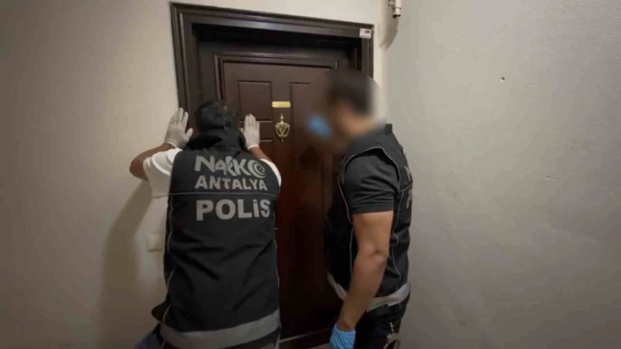 Antalyada 21,5 kilo skunk ele geçirildi, operasyon kameraya yansıdı