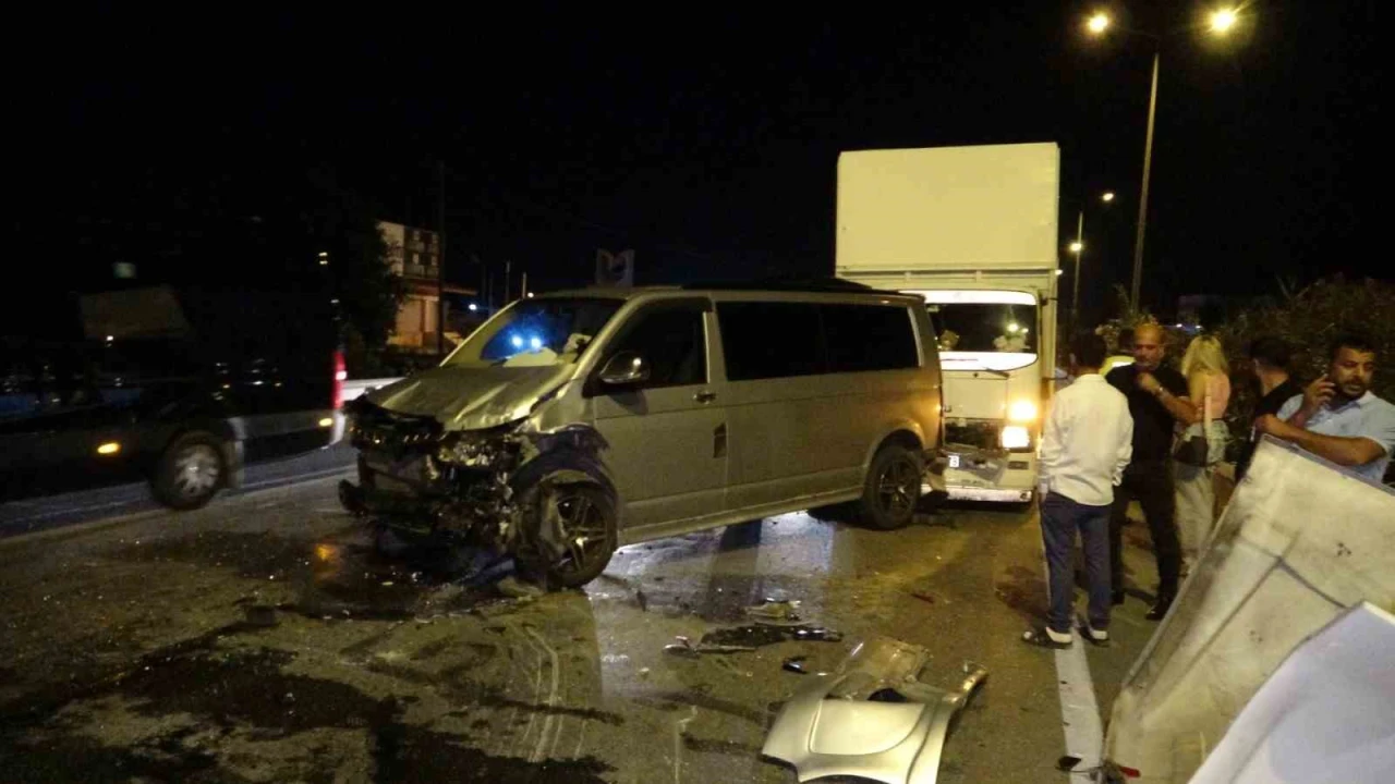 Antalyada 3 kamyon, tur aracı ve otomobilin karıştığı zincirleme kaza: 3 yaralı