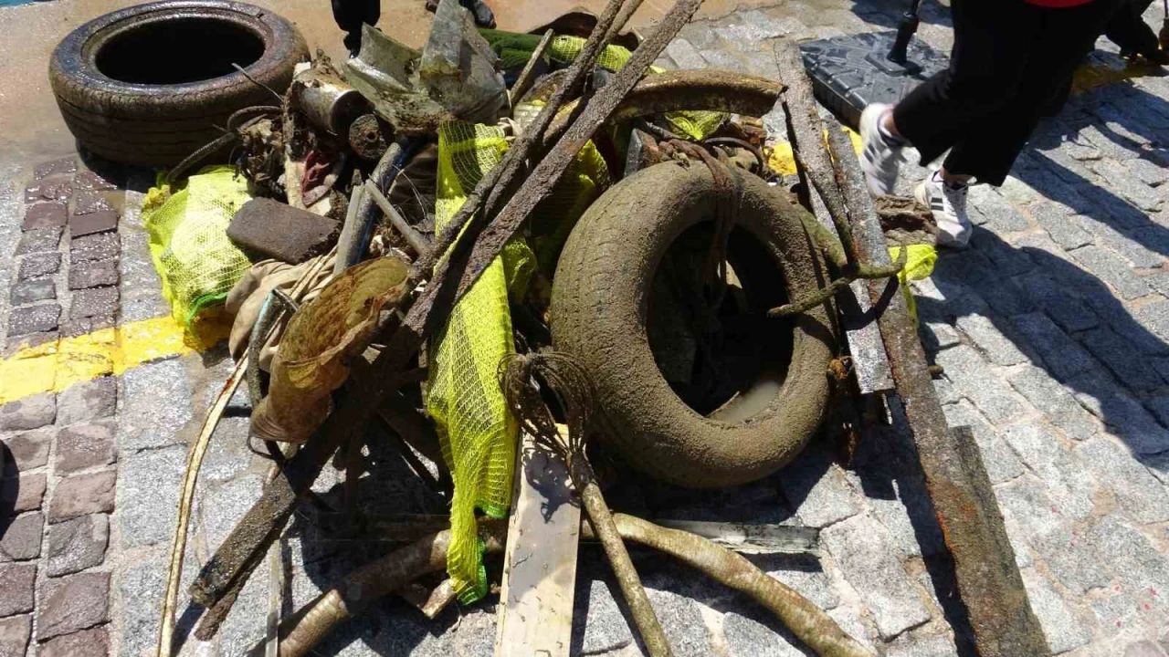 Antalyada 35 gönüllü dalgıç denizin dibini temizledi, çıkanlar pes dedirtti