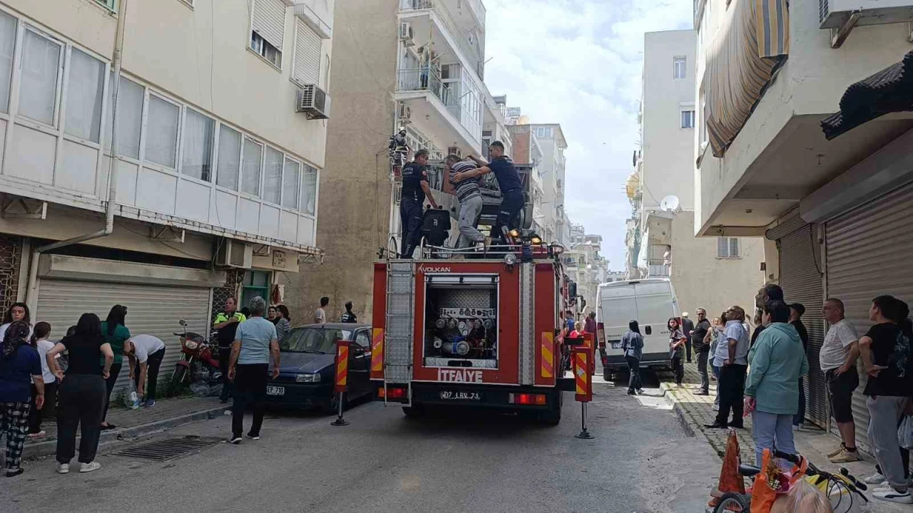 Antalyada 4 katlı binada yangın paniği: Mahsur kalanları itfaiye kurtardı