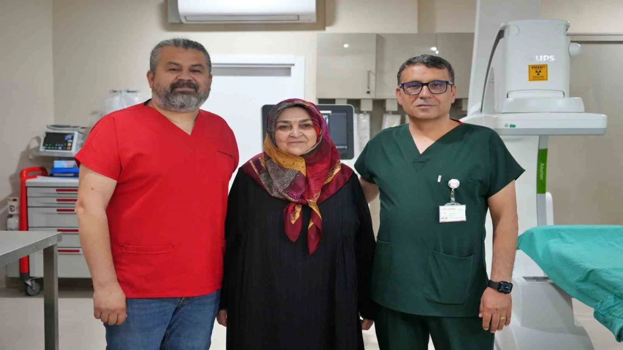 Antalyada diz kireçlenmesine çift aşamalı tedavi: Yürüyemeyen hasta ayağa kalktı